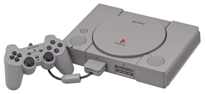 La toute première Playstation, qui a marqué le grand public et démocratisé un peu plus le jeu vidéo, est sortie en décembre 1994 au Japon.
